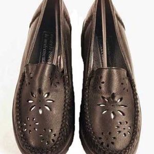 LEATHER LOAFERS WITH FLOWER CUT-OUTS, TAGS ON NEVER WORN, Sz 8B, BLACK,